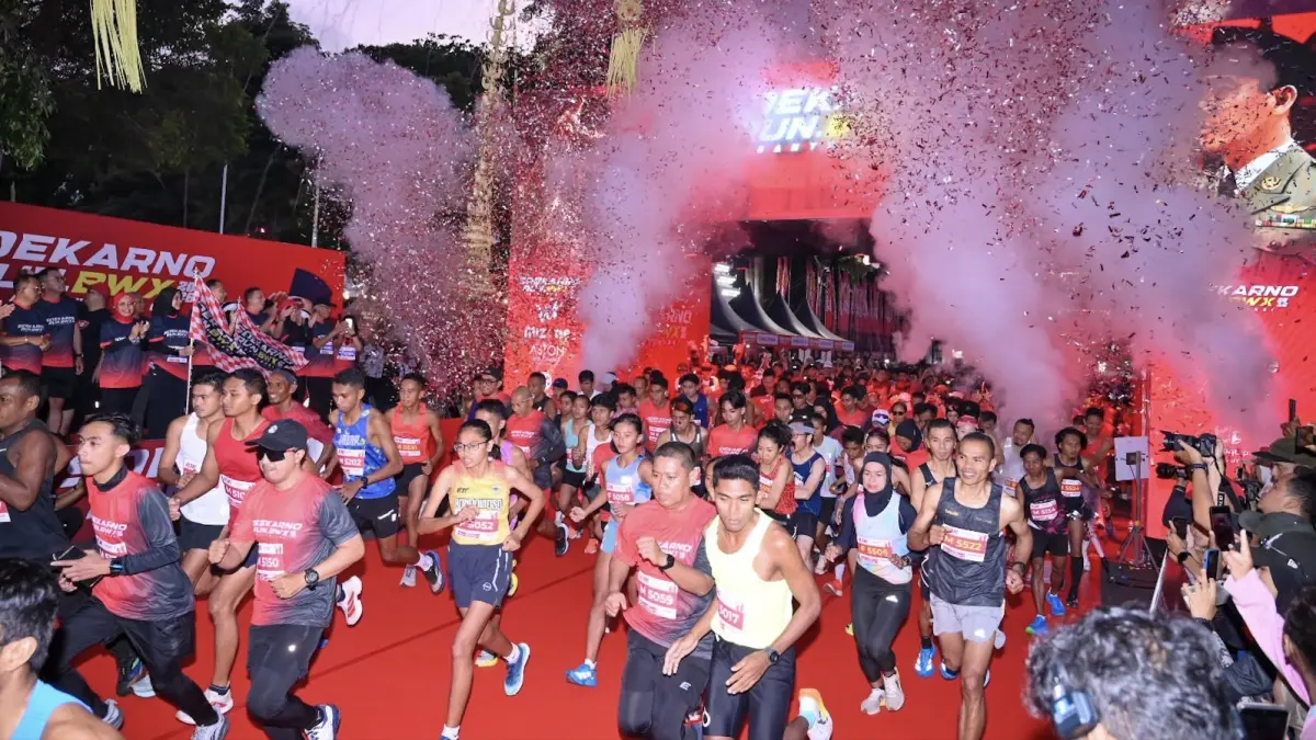 Ribuan peserta mengikuti Soekarno Run di Banyuwangi, Minggu (20/9). Ajang yang diikuti sekitar 5.000 pelari tersebut dinilai sukses dan akan kembali digelar tahun depan dengan total hadiah mencapai Rp5 miliar. (Ramada Kusuma/Radar Banyuwangi)