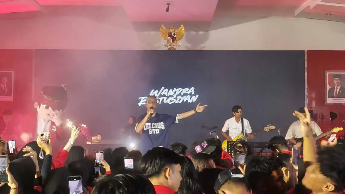 Wandra Restusiyan tampil di acara PKKMB Untag Banyuwangi yang digelar di Gedung Aula Untag Banyuwangi, Sabtu malam (19/9). (M KSatria/Radar/Radar Banyuwangi)