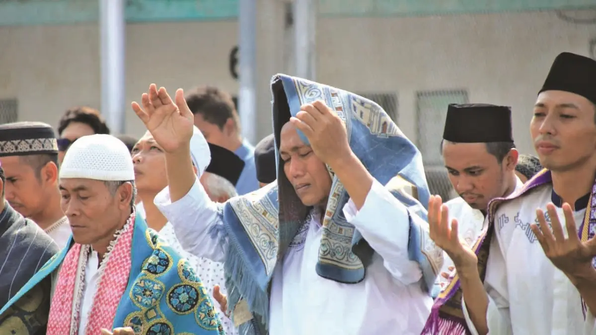 Warga binaan menengadahkan tangan memohon hujan di Lapangan Blambangan Lapas Banyuwangi, Minggu (20/9). (Lapas Banyuwangi)