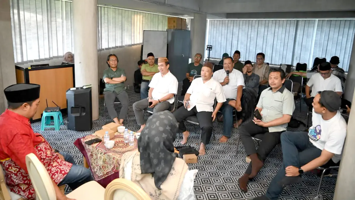 Direktur Jawa Pos Radar Banyuwangi Samsudin Adlawi (tiga dari kanan) bersama Ketua Lakpesdam PCNU Banyuwangi Purnomo (dua dari kanan) memimpin jalannya diskusi perdana forum Jagong Nahdliyin (Janin) di Ruang Seblang, Gedung Grha Pena Banyuwangi, Senin (21/9). (Ramada Kusuma/Radar Banyuwangi)