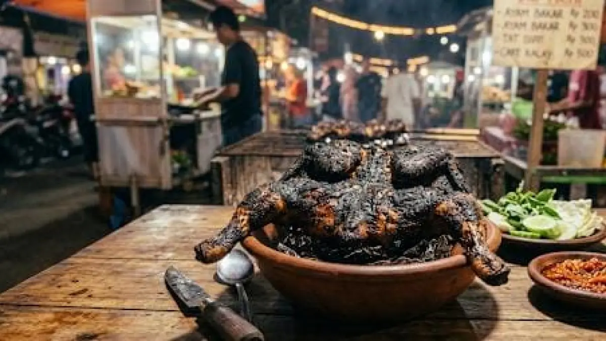 Ayam yang dimasak pada suhu tinggi dapat membentuk HCA dan PAH, terutama jika terkena api dan asap dalam waktu lama. Bagian yang terlalu hangus sebaiknya dibuang, sementara daging tetap harus matang hingga suhu internal aman. (Balquisse untuk Radar Banyuwangi)
