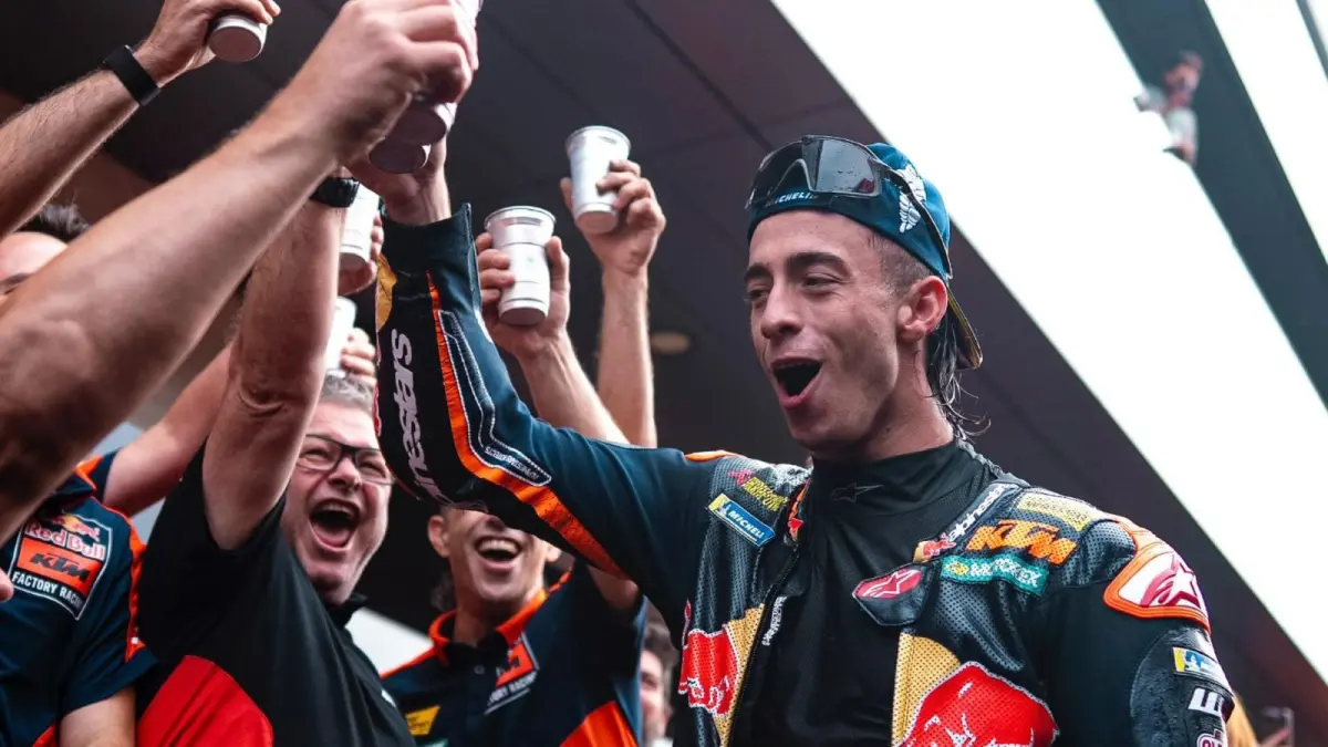 Pedro Acosta menggeber KTM RC16 pada GP Austria 2026 di Red Bull Ring. Pembalap Spanyol itu mengambil alih pimpinan dari Jorge Martin pada lap kesembilan dan merebut kemenangan Grand Prix MotoGP pertamanya dengan keunggulan 1,017 detik. (Instagram/37pedroacosta)