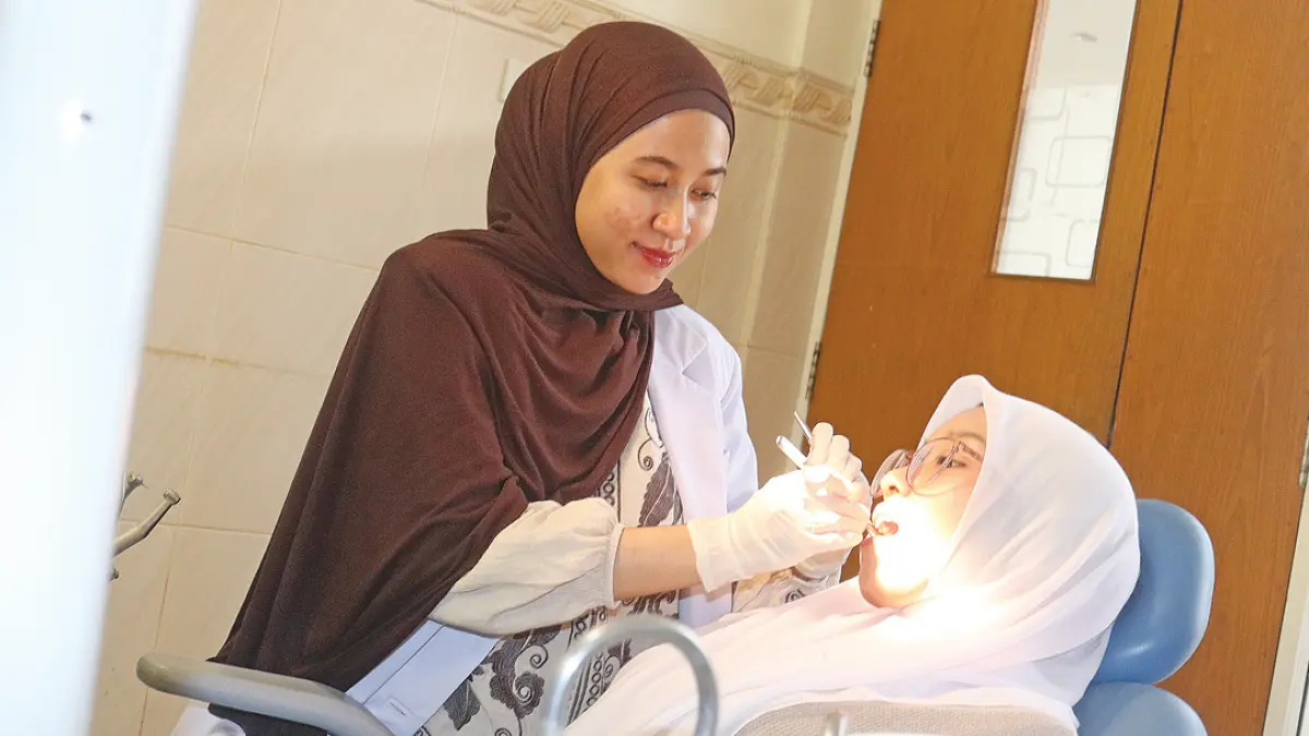 JAGA KESEHATAN: drg Mutiara Kinasih berikan perawatan gigi kepada pasien. (RS AL HUDA for Radar Banyuwangi)