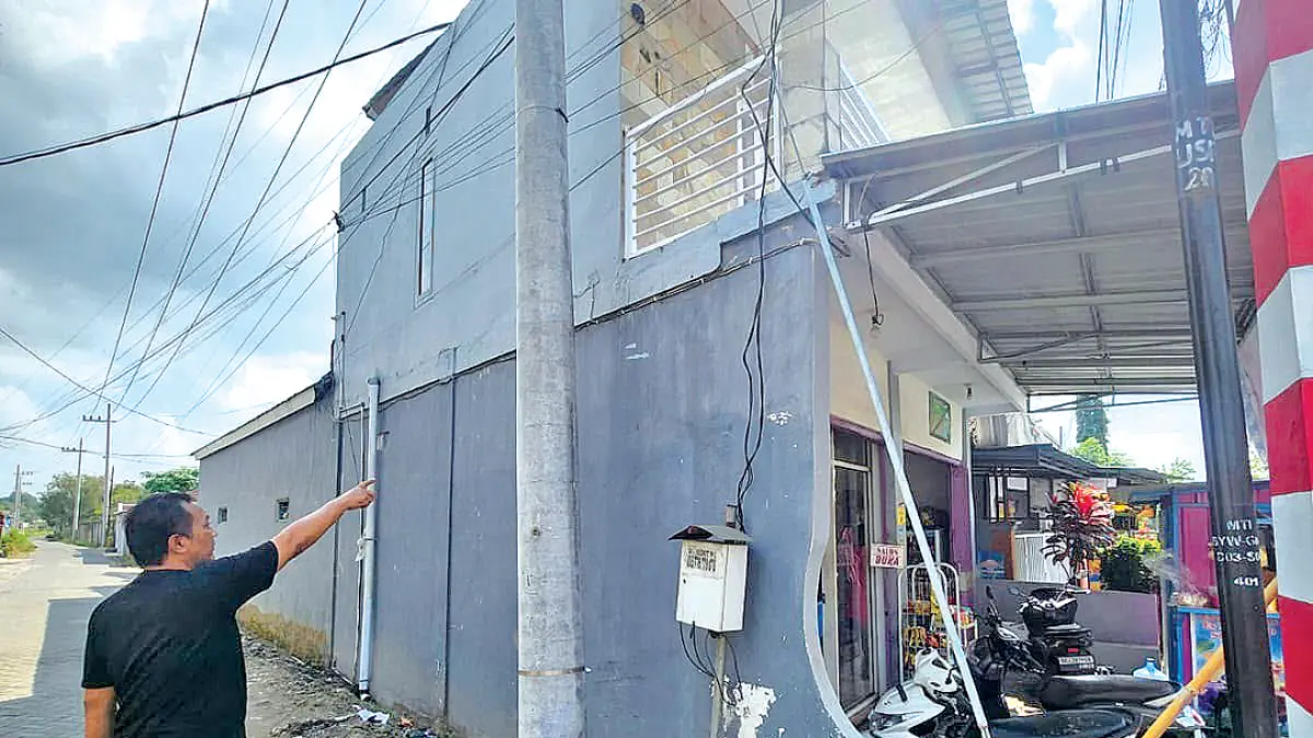 Jajaran Unit Reskrim Polsek Genteng saat olah TKP kasus pencurian dengan pemberatan di Desa Kembiritan, Kecamatan Genteng, Sabtu (19/9). (Ocky for Radar Banyuwangi)