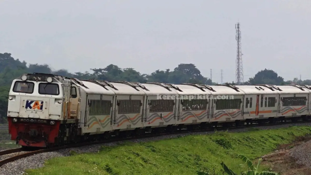 KA Argo Muria melayani relasi Semarang Tawang–Gambir. Mulai 1 Oktober 2026, nama Argo Muria, Argo Sindoro, dan Argo Merbabu disatukan menjadi KA Muria dengan total 12 perjalanan setiap hari. (KAI)