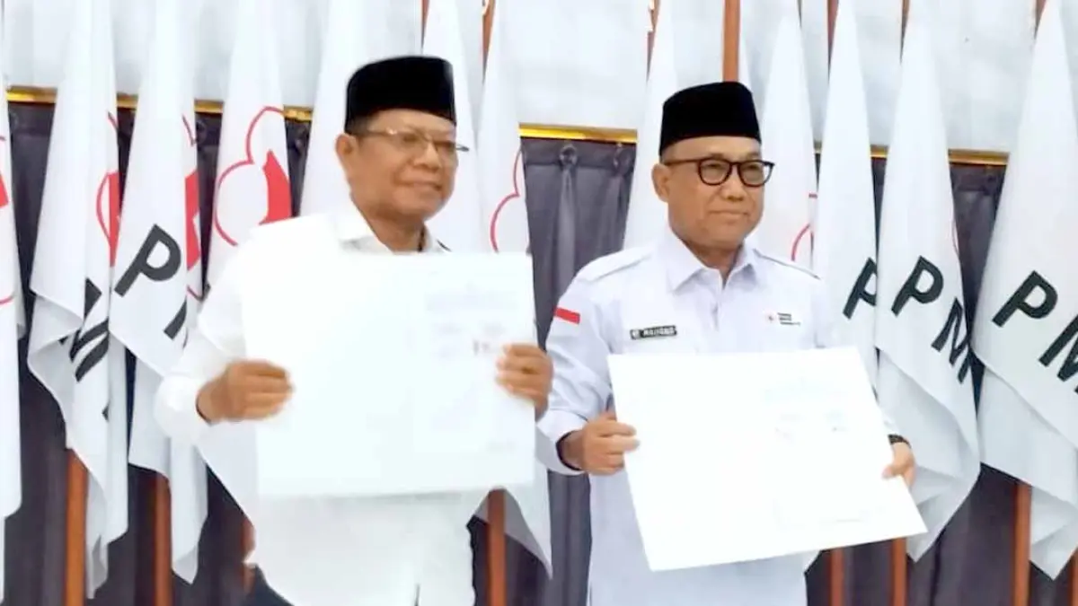 Ketua Baznas Banyuwangi Dwi Yanto dan Ketua PMI Cabang Banyuwangi Mujiono menunjukkan dokumen MoU di aula Markas PMI Jalan Kartini Banyuwangi, Senin (21/9). (BAZNAS Banyuwangi)