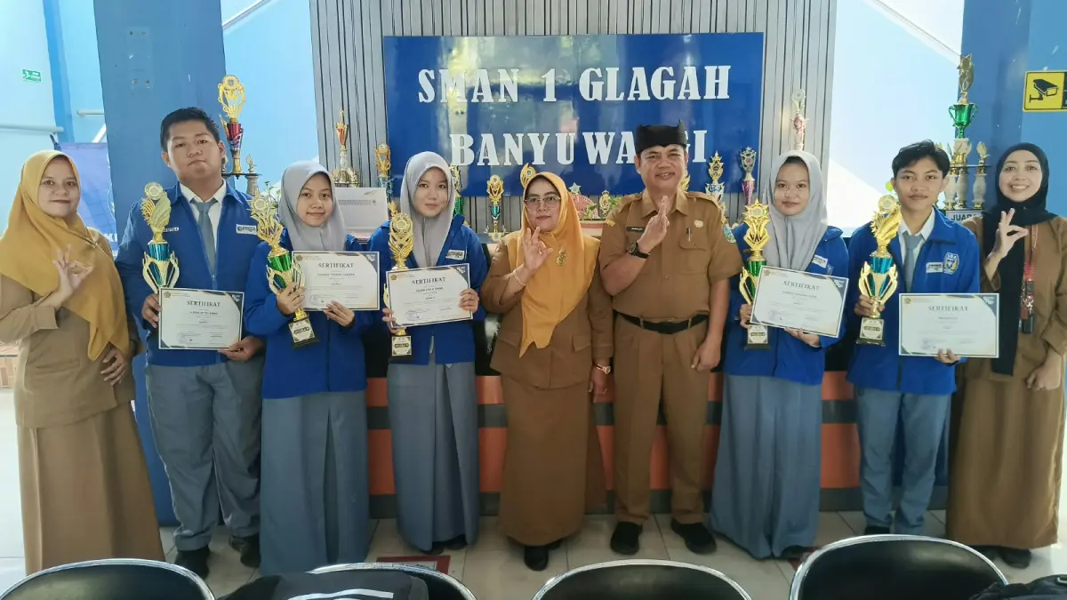 Lima siswa SMAN 1 Glagah peraih juara OMI Kabupaten Banyuwangi 2026, Senin (21/9). Mereka selanjutnya dipersiapkan menghadapi OMI Provinsi Jawa Timur 2026. (Toha/Radar Banyuwangi)