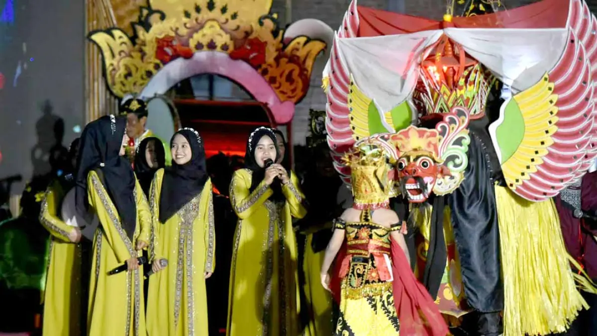 SPEKTAKULER: Festival Kertosari Bangkit bertajuk “Meras Kuntulan” sukses digelar di Kelurahan Kertosari, Banyuwangi, Minggu malam (21/9). (Ramada Kusuma/Radar Banyuwangi)