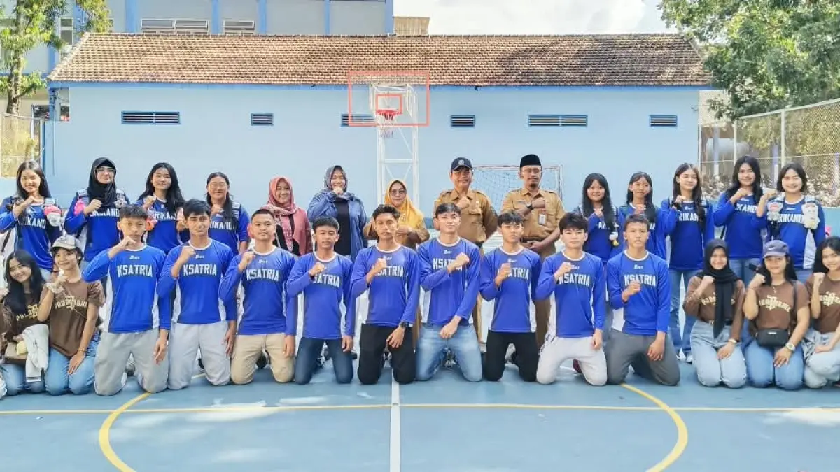 Tim Basket SMAN 1 Glagah bersiap menuju Jember pada Senin (21/9). (Toha/Radar Banyuwangi)