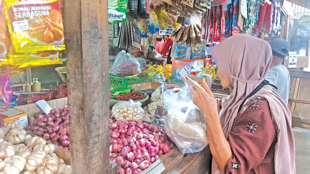 Warga membeli bahan kebutuhan dapur di Pasar Srono, Senin (21/9). (Zamrozi Wahyu/Radar Banyuwangi)