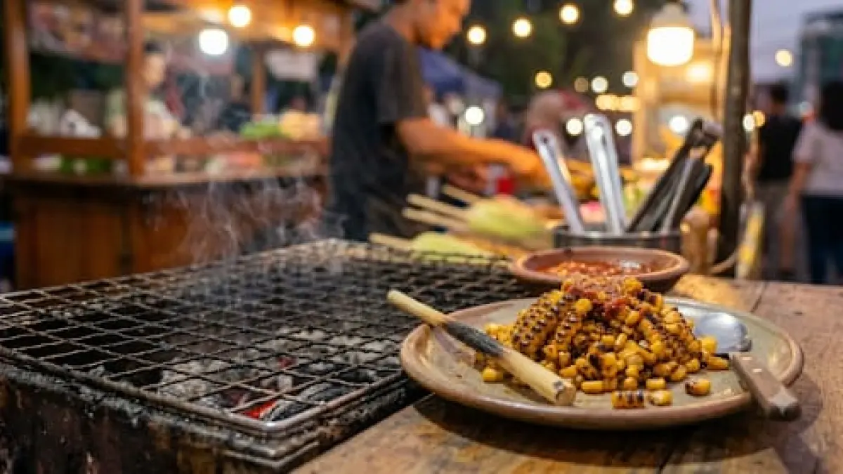 Suasana kuliner malam di kawasan Taman Blambangan, Banyuwangi. Jagung bakar menjadi salah satu jajanan yang dapat dinikmati dengan pilihan rasa seperti pedas manis, gurih, dan manis dengan harga mulai sekitar Rp10 ribu per porsi. (Balquisse untuk Radar Banyuwangi)