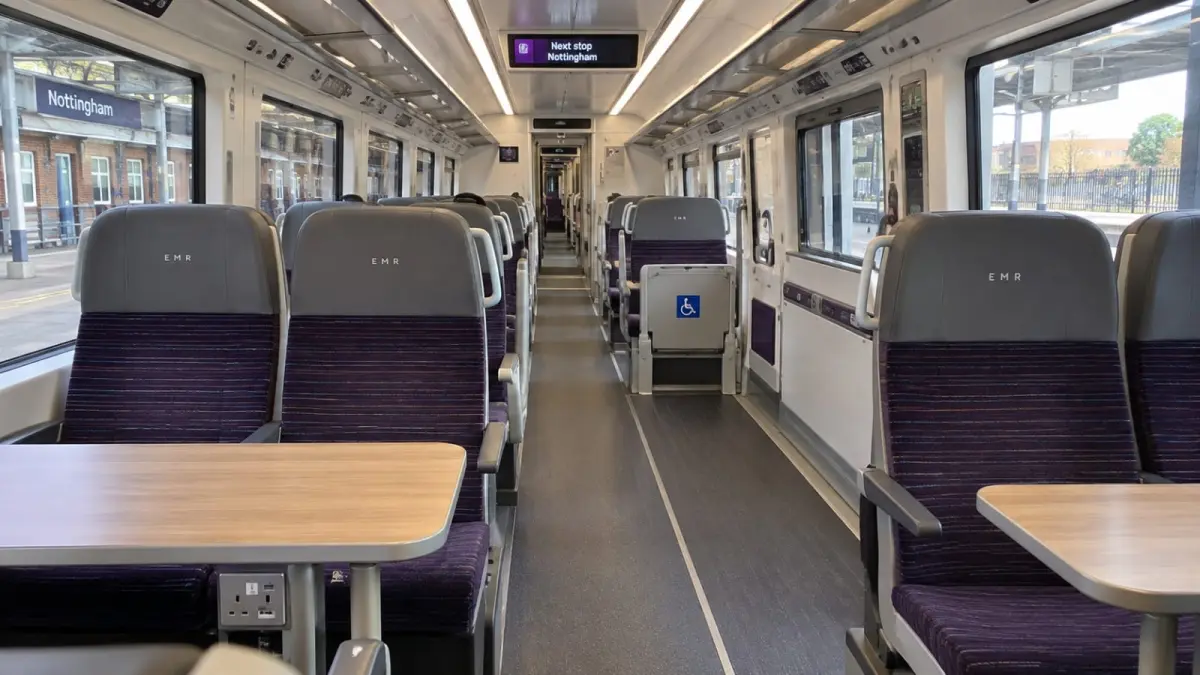 Interior armada East Midlands Railway setelah menjalani program refurbishment. EMR menginvestasikan sekitar £60 juta untuk memperbarui Class 158, 170, dan 360, sementara pada saat yang sama memperkenalkan 33 Class 810 Aurora baru senilai sekitar £400 juta. (ChatGPT)