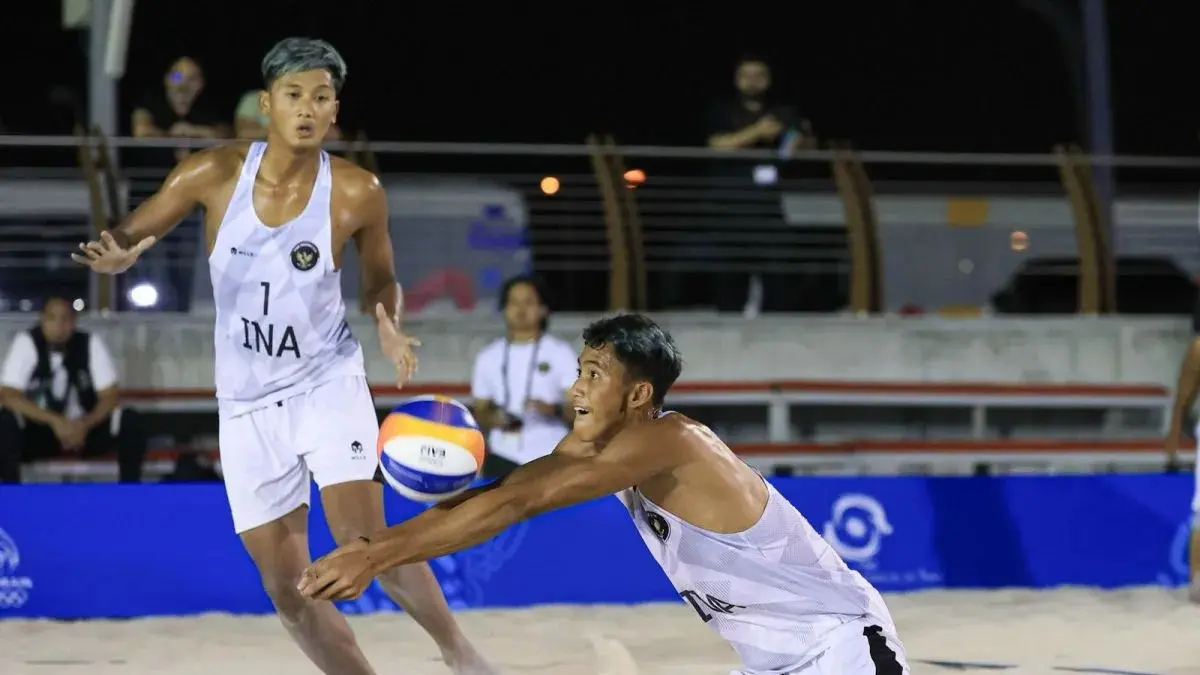Pasangan voli pantai putra Indonesia Imam Ahmad Faisal/Fairuz Bayhaqly bertanding pada fase grup Asian Games Aichi-Nagoya 2026 di Hekinan Ryokuchi Beach Court, Aichi, Jepang. Imam/Fairuz menundukkan pasangan Hong Kong Lee Cheuk Hei/Lee Lit Fung 21-18, 21-19 untuk menjaga peluang lolos ke babak 16 besar. (ANTARA)
