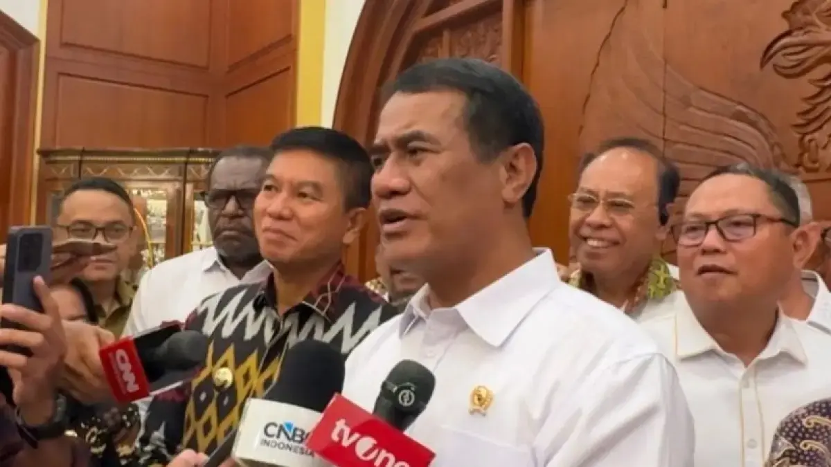 Menteri Pertanian Andi Amran Sulaiman memberikan keterangan terkait penindakan impor beras ilegal. Pemerintah menilai pemasukan beras di luar prosedur dapat mengganggu petani, sementara BPS mencatat produksi beras nasional 2025 mencapai 34,69 juta ton atau naik 13,29 persen dibandingkan 2024. (Pontianak Post)