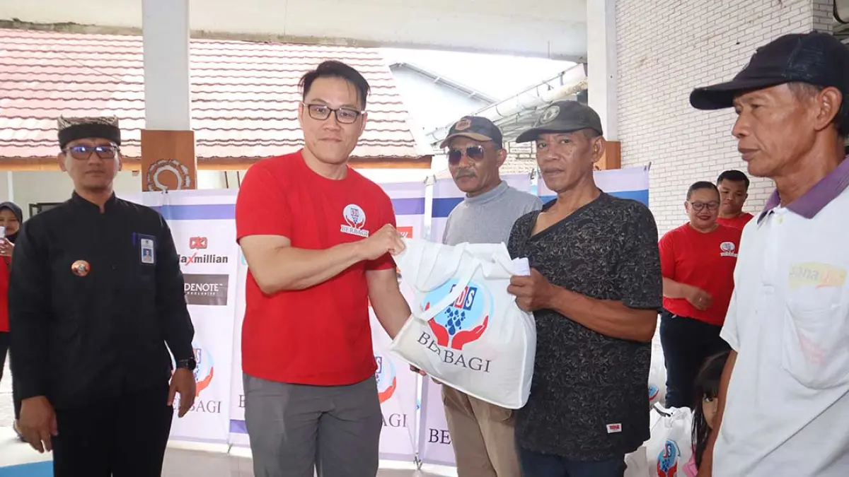 Camat Genteng Khoirul Hidayat (kiri) mendampingi Manajer KDS Genteng Edward Leong saat pembukaan agenda KDS Berbagi di Kantor Kecamatan Genteng, Selasa (15/9). (Salis Ali/Radar Banyuwangi)