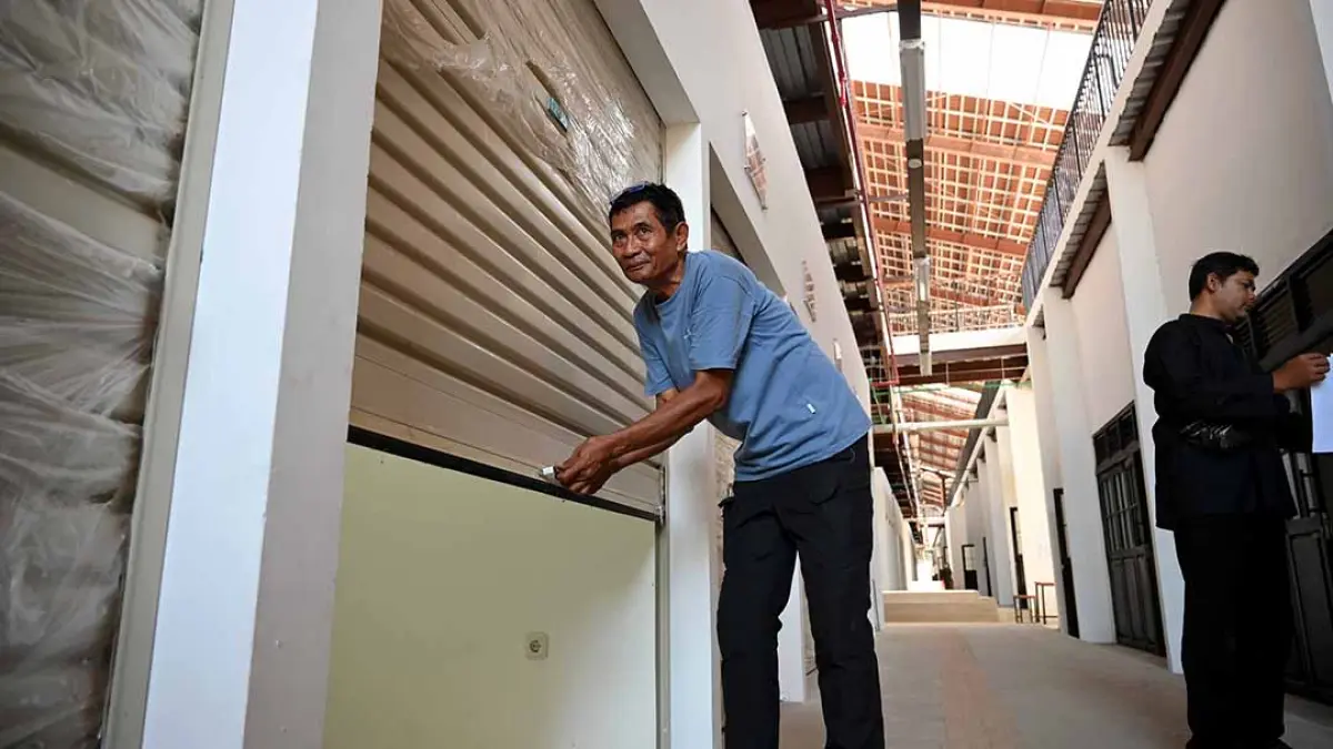 CEK KONDISI BANGUNAN: Calon pedagang siap menempati los Pasar Banyuwangi. Kondisi bangunan baru lebih rapi, bersih, dan higienis. (Ramada Kusuma/Radar Banyuwangi)