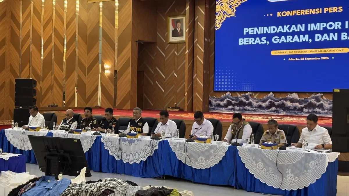 Konferensi pers penindakan dugaan impor ilegal beras, garam, dan pakaian bekas di Kantor Pusat Direktorat Jenderal Bea dan Cukai, Jakarta, Selasa (22/9). DJBC mengungkap 30 kontainer berisi beras dan garam yang tidak sesuai pemberitahuan kepabeanan serta sekitar 1.435 bal pakaian diduga bekas. (ANTARA)