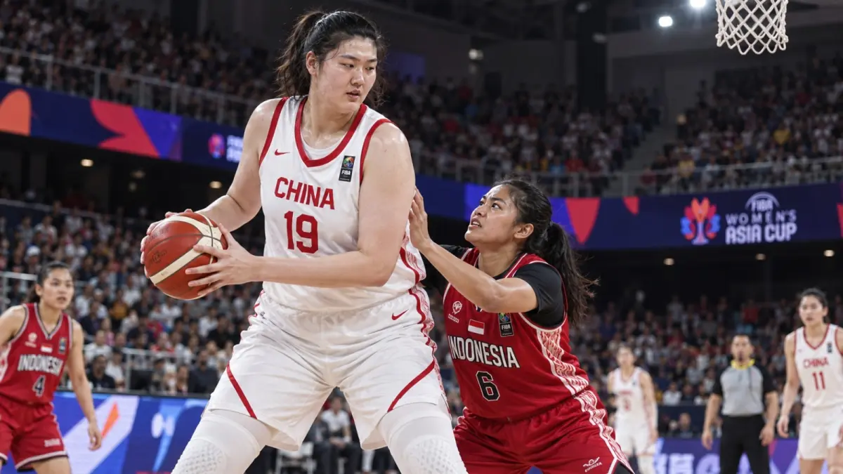 Pemain timnas basket putri Indonesia berusaha melewati penjagaan pemain China dalam pertandingan Grup A Asian Games Aichi-Nagoya 2026 di Aichi International Arena, Nagoya, Jepang, Senin (21/9). Indonesia kalah 41-110, tetapi tetap lolos ke perempat final. (ChatGPT)