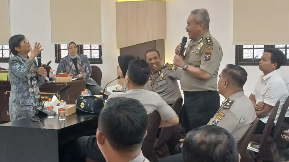 Kabag SDM Polresta Banyuwangi Kompol Akhmad Ali Masduki (memegang mikrofon) berdiskusi dengan dosen STIK Lemdiklat Polri di Polrestabes Surabaya, Selasa (22/9). (Pepri untuk Radar Banyuwangi)