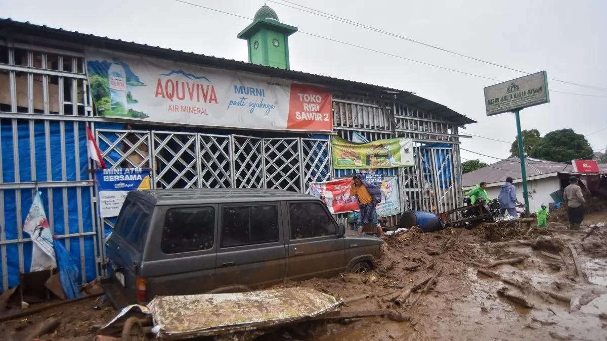 Kendaraan terendam material banjir bandang di Arosuka, Kabupaten Solok. BPBD mencatat sementara empat warga terluka, 32 orang mengungsi, 11 kantor pemerintah terdampak, serta 21 mobil dan tujuh sepeda motor mengalami kerusakan. (ANTARA)
