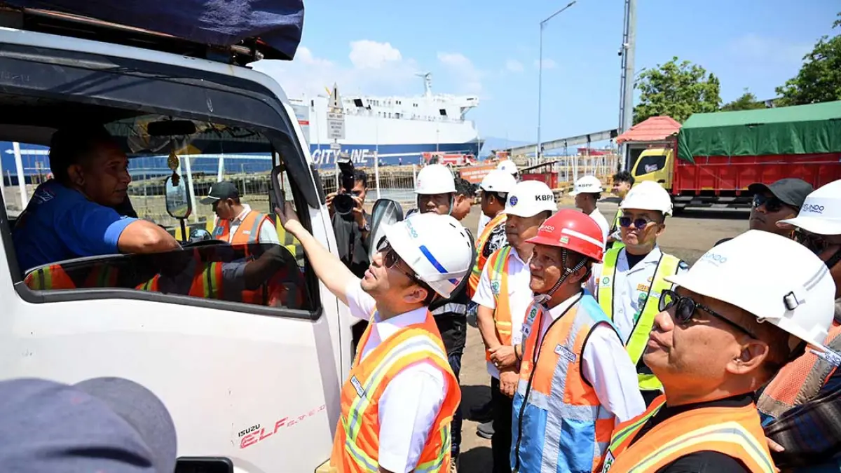 Wakil Gubernur Jatim Emil Elestianto Dardak (dua dari kiri) didampingi Wakil Bupati Banyuwangi Mujiono (kiri) berdialog dengan sejumlah sopir truk logistik saat memantau kesiapan operasional di Pelabuhan Tanjungwangi, Selasa (22/9). (Ramada Kusuma/Radar Banyuwangi)