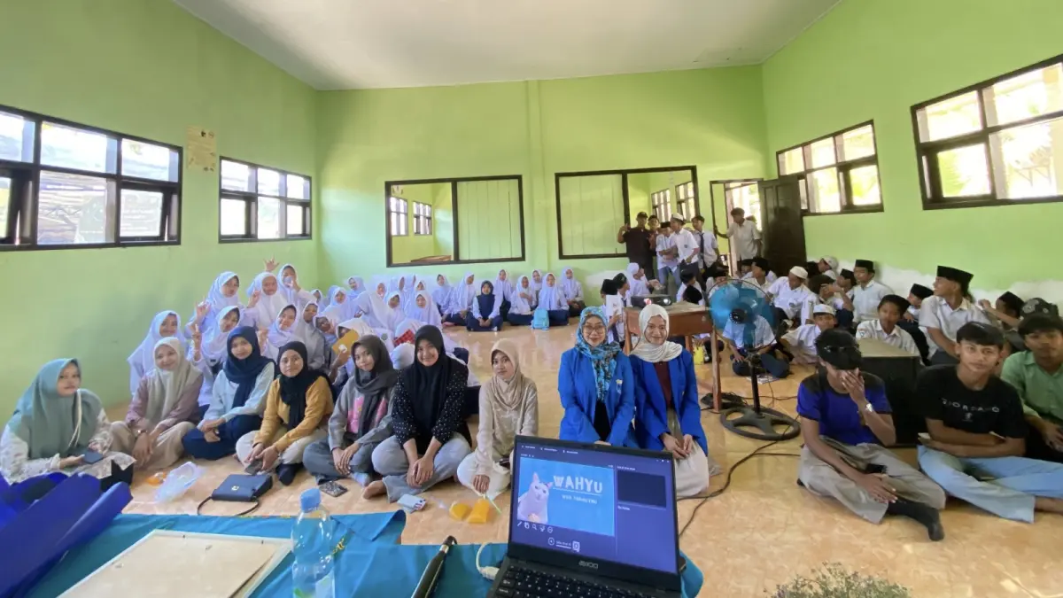 Pengurus PC KOPRI PMII Banyuwangi saat menggelar sosialisasi edukasi seksual komprehensif bersama peserta didik MTs dan MA Darussalam serta SMP Queen Assalam di Muncar, Senin (21/9). (KOPRI PMII)