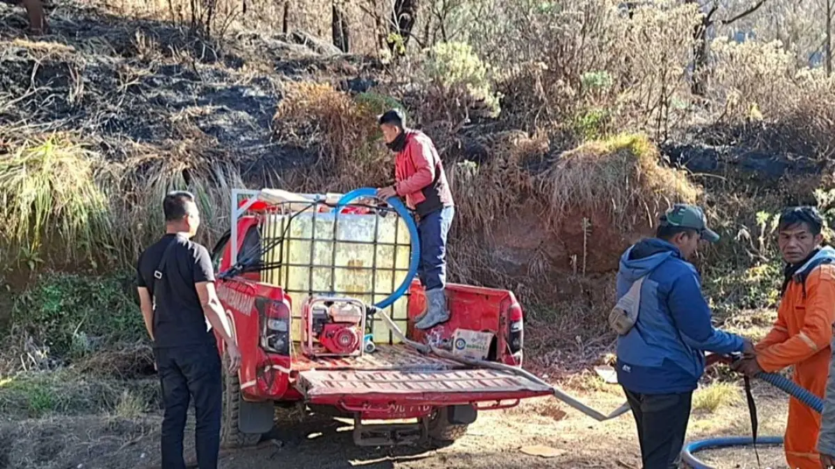 Petugas BKSDA dan pemandu wisata membersihkan sampah di sepanjang jalur pendakian TWA Ijen, Sabtu (20/9). (Rusdi for Radar Banyuwangi)
