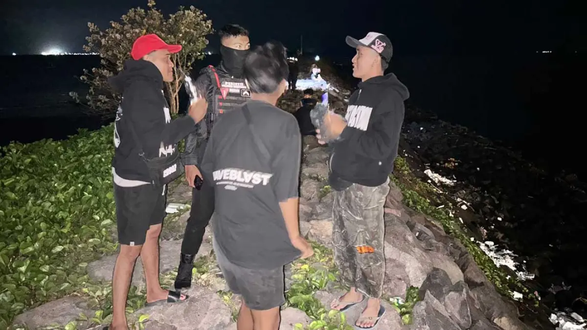 Sejumlah pemuda yang ditemukan berkerumun di pinggir Pantai Ancol, kawasan Plengsengan, Banyuwangi, dibubarkan oleh personel Sat Samapta Polresta Banyuwangi pada Senin dini hari (21/9). (Kusmin for Radar Banyuwangi)