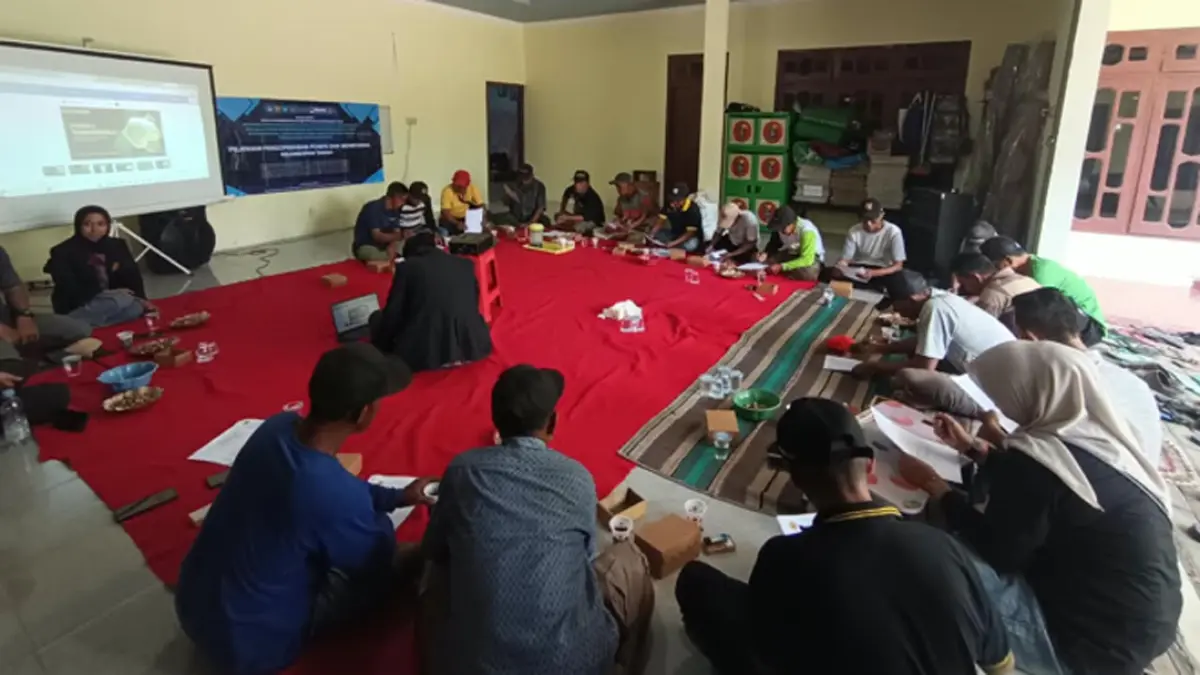 Teknologi UNEJ bantu petani Wringinpitu kelola air dan limbah buah naga. (Foto: Unej)