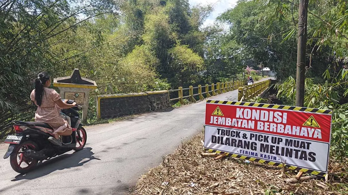 Terdapat retakan, truk dan pick up bermuatan dilarang melintas di jembatan penghubung Kecamatan Cluring dengan Purwoharjo. (Zamrozi Wahyu/Radar Banyuwangi)
