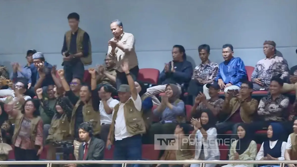 Sejumlah delegasi masyarakat yang mengikuti Rapat Paripurna DPR dari tribun bersorak setelah RUU Pengaturan Reforma Agraria disetujui, Selasa (22/9). DPR menyebut 139 delegasi hadir, di antaranya dari KPA, SPI, dan Federasi Serikat Perempuan Petani Indonesia. (ANTARA)