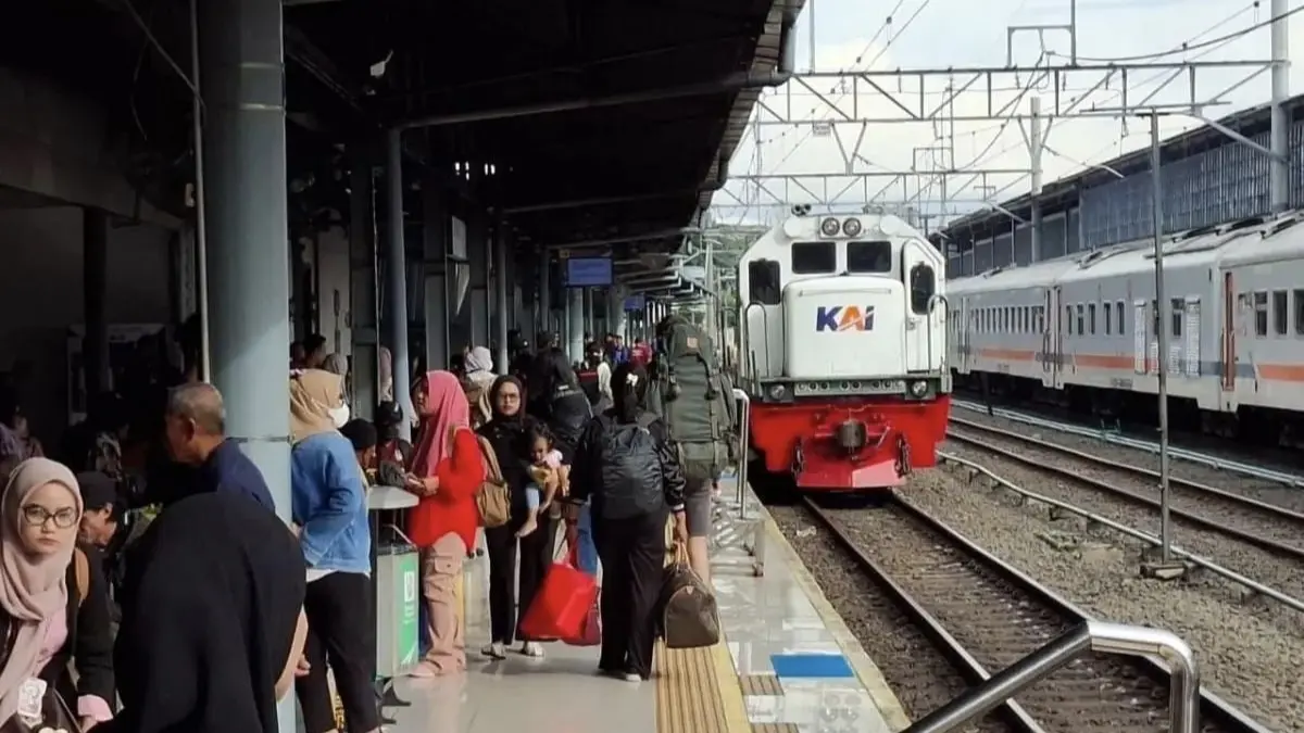Lokomotif KAI beroperasi dalam layanan kereta api. KAI memperluas penggunaan biodiesel B50 pada sarana diesel serta mengoperasikan 113 unit PLTS di 92 lokasi sebagai bagian dari upaya meningkatkan efisiensi energi dan menekan emisi operasional. (ANTARA)