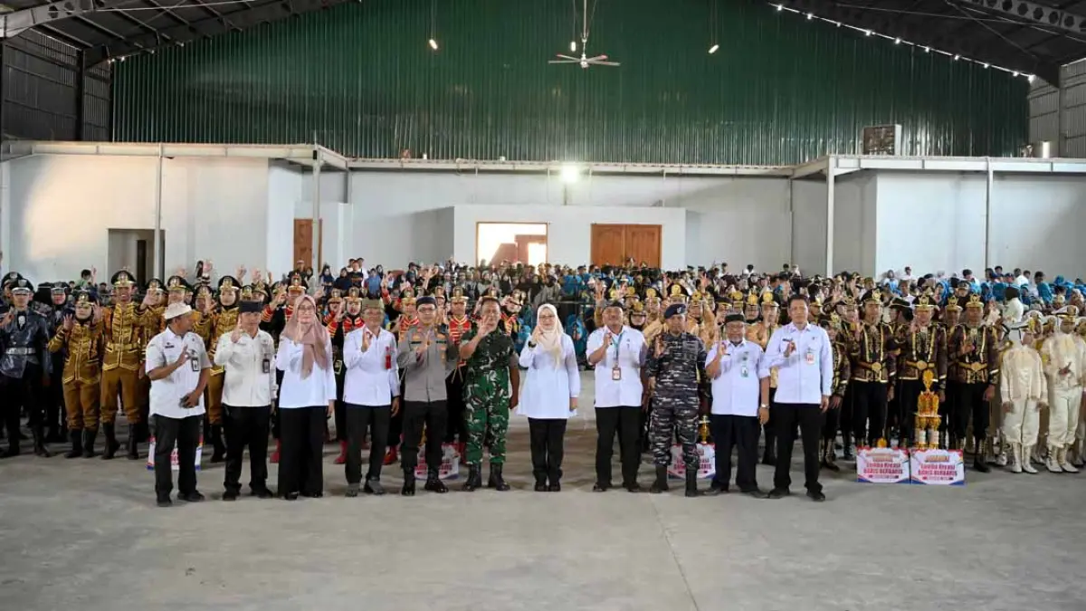 Bupati Banyuwangi Ipuk Fiestiandani foto bersama peserta LKBB Banyuwangi 2026. (Ramada Kusuma/Radar Banyuwangi)