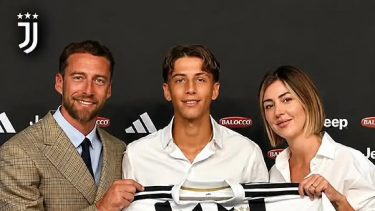 Claudio Marcisio (kiri) bersama Davide Marchisio (tengah) usai menandatangani kontrak bersama Jubentus. (juve.com)