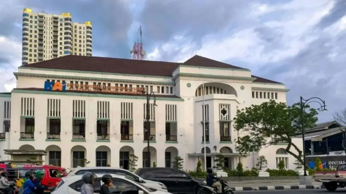 Bangunan Kantor KAI Divre I Sumatera Utara di Medan yang merupakan bekas kantor Deli Spoorweg Maatschappij. Bangunan bersejarah yang mulai didirikan pada 1918 itu menjadi salah satu dari enam aset cagar budaya KAI di Sumatera Utara yang tetap dirawat dan dimanfaatkan hingga kini. (ANTARA)