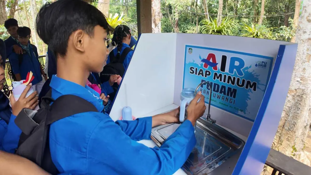OUTDOOR LEARNING: Siswa SMPN 2 Banyuwangi ambil air dari Sumber Gedor untuk diminum, Rabu (23/9). (Bayu Saputra/Radar Banyuwangi)