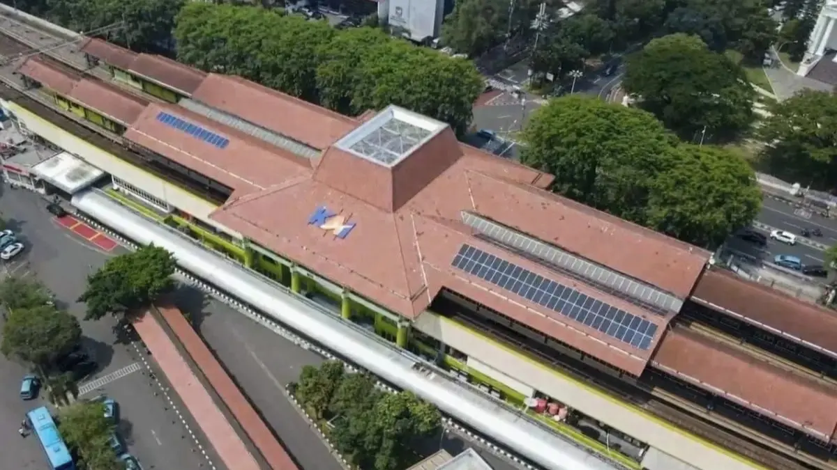 Panel surya di atap Stasiun Gambir. (ANTARA)
