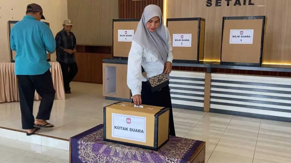 Tokoh masyarakat menyalurkan suaranya dalam pemilihan kepala desa pergantian antarwaktu (Pilkades PAW), RAbu (23/9). (Salis Ali/Radar Banyuwangi)