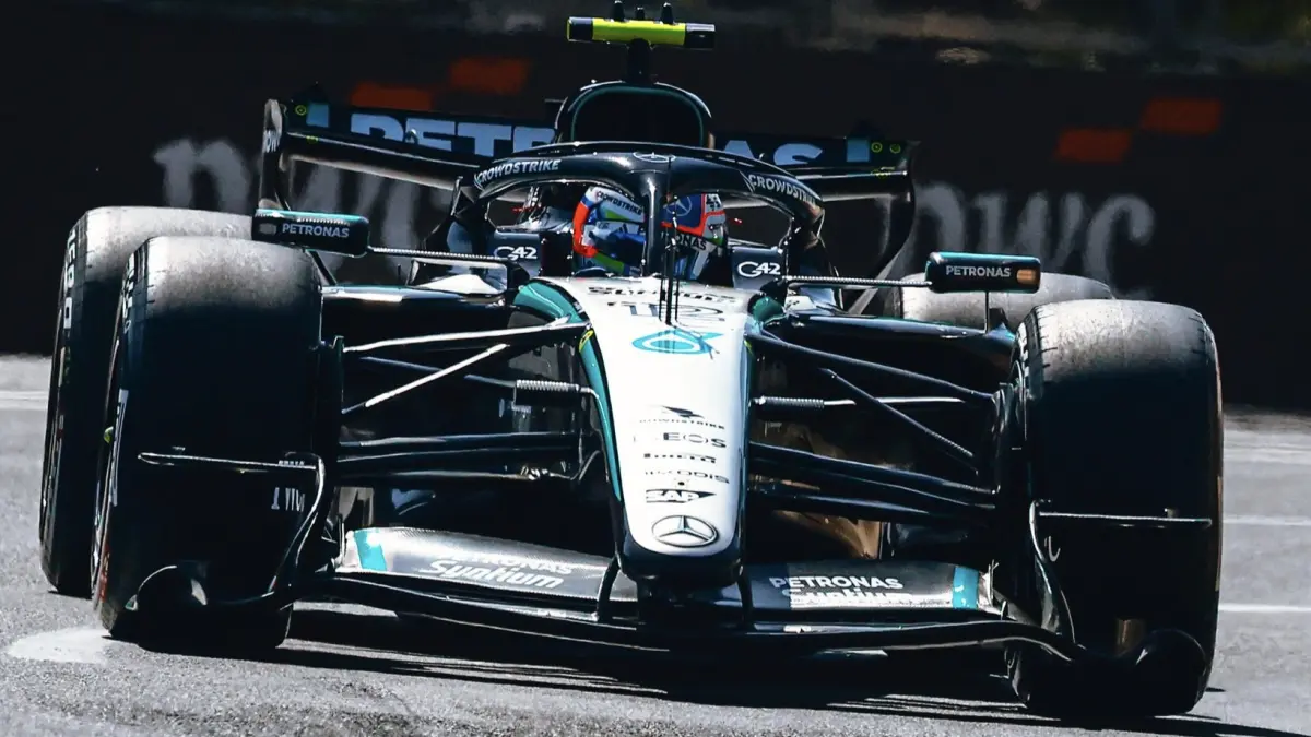 George Russell mencatat waktu tercepat pada FP1 Formula 1 GP Azerbaijan 2026 di Sirkuit Baku, Kamis (24/9/2026). Meski Mercedes memimpin, Ferrari menunjukkan kecepatan menjanjikan setelah Charles Leclerc dan Lewis Hamilton mendekati catatan Russell dengan ban medium. (Mercedes-AMG F1)