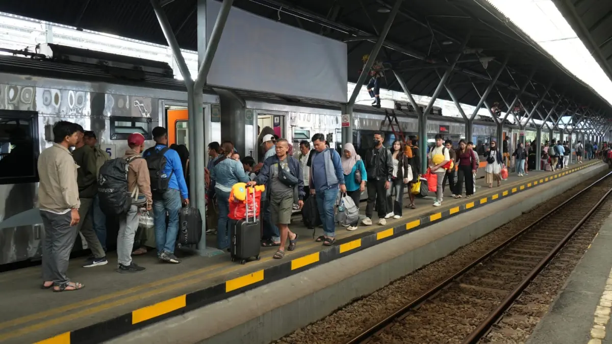Kereta api KAI melayani penumpang di wilayah Daop 8 Surabaya. Dalam rangka HUT ke-81, KAI menawarkan diskon tiket 19 persen yang dapat dibeli pada 28 September 2026 untuk perjalanan hingga 12 November 2026. (KAI)