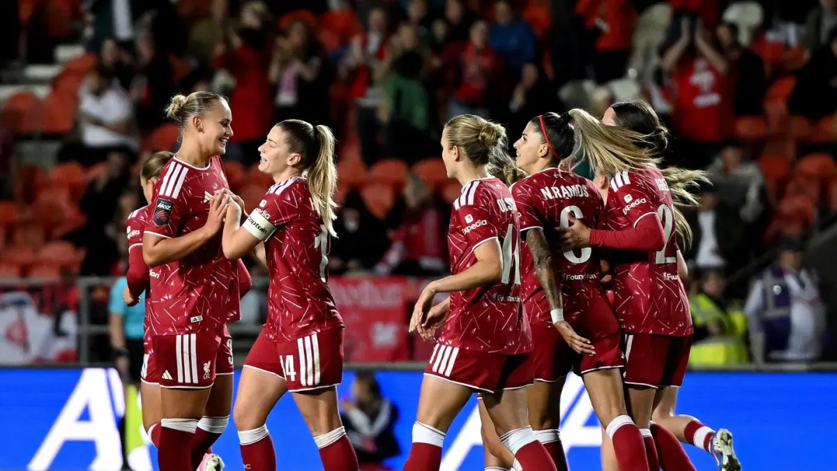 Liverpool Women comeback dramatis 4-2 atas Sunderland di Subway Players Cup. Marie Höbinger mencetak dua gol untuk mengantar The Reds menang. (liverpoolfc.com)