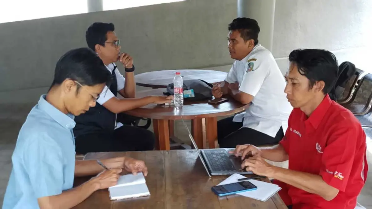 SAMAKAN PERSEPSI: Tim Juri asal PMI Banyuwangi berkoordinasi dengan tim Radar Banyuwangi dan BPBD Banyuwangi, Rabu (23/9). (Bagus Rio/Radar Banyuwangi)
