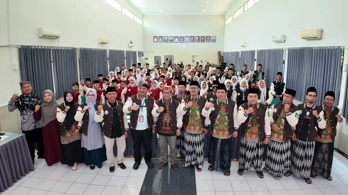 Kafilah Kabupaten Banyuwangi bersiap diberangkatkan untuk mengikuti Porsadin VII Tingkat Jawa Timur di Lumajang, Jumat (25/9). Para peserta diminta tampil maksimal dengan tetap menjunjung sportivitas, adab, dan akhlakul karimah. (Bayu Shaputra/Radar Banyuwangi)