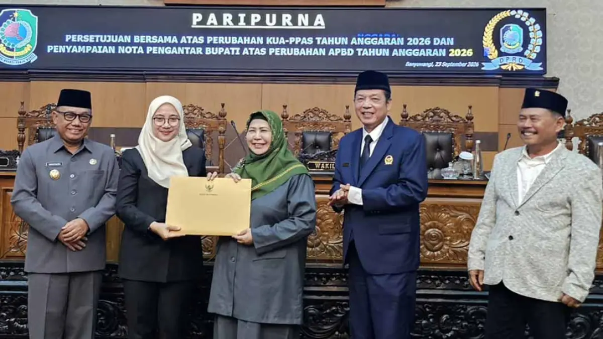 Wakil Bupati Ipuk Fiestiandani didampingi Wabup Mujiono dan tiga wakil ketua DPRD Banyuwangi yakni Siti Mafrochatin Ni’mah, Michael Edy Hariyanto, serta Ruliyono menunjukkan dokumen persetujuan bersama Perubahan KUA-PPAS 2026 di kantor dewan pada Rabu (23/9). (Ramada Kusuma/Radar Banyuwangi)