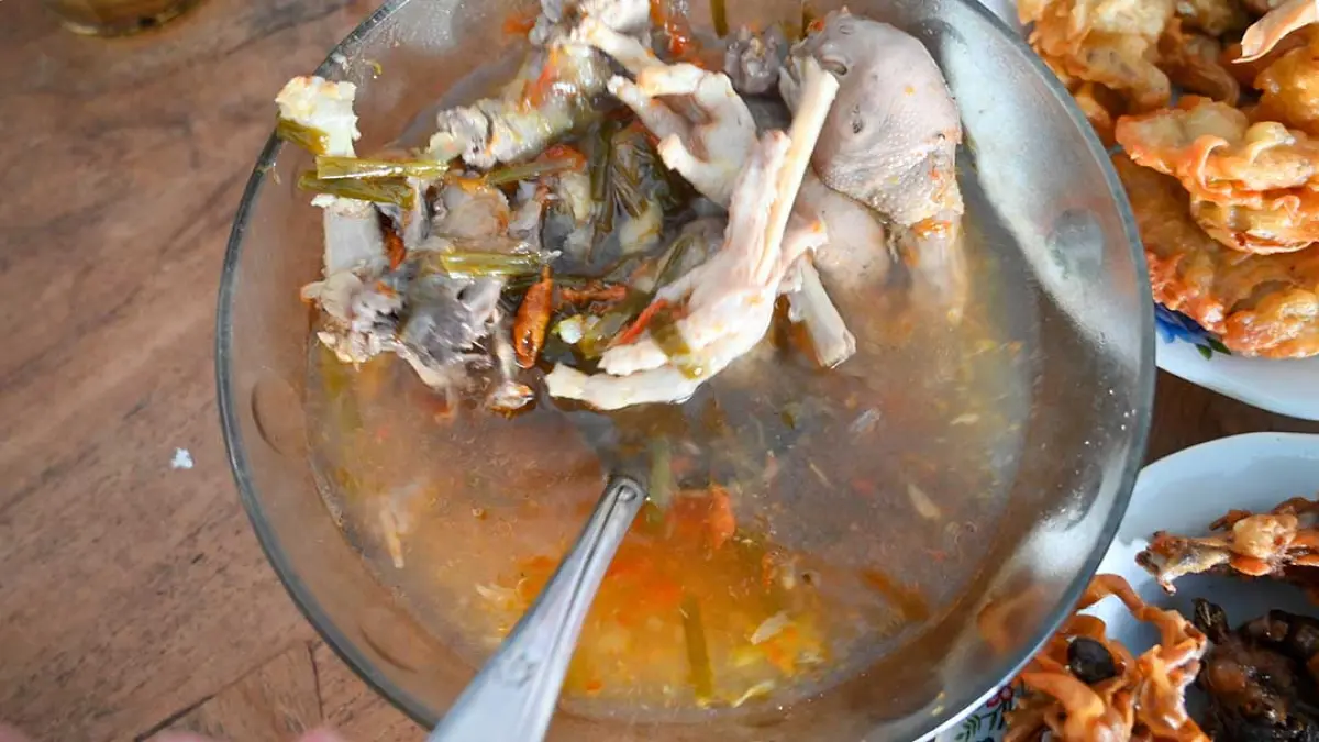 Ayam Kesrut Kanggo Riko di kaki Ijen telah bertahan sejak 1960. Sehari menghabiskan 15–20 ayam kampung dan diburu wisatawan lokal hingga asing. (Ramada Kusuma/Radar Banyuwangi)