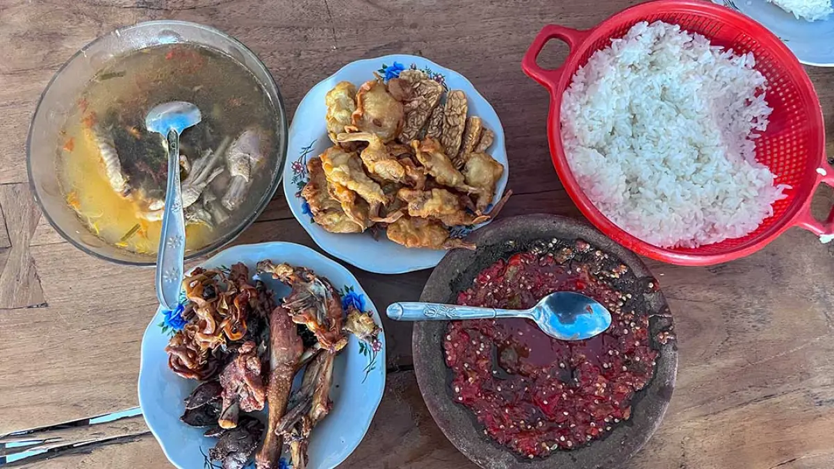 Ayam kesrut Kanggo Riko di Licin jadi jujugan tokoh, artis hingga wisman. Saat ramai, warung ini bisa menghabiskan 50 ekor ayam sehari. (Ramada Kusuma/Radar Banyuwangi)