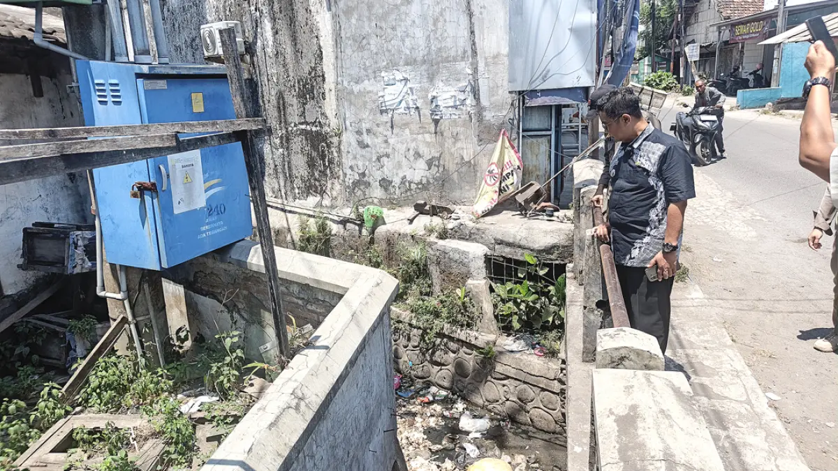 BANYAK SAMPAH: Camat Abdul Kholid Askandar bersama jajarannya meninjau sungai di Desa Tembokrejo, Kecamatan Muncar, Kamis (24/9). (Zamrozi Wahyu/Radar Banyuwangi)
