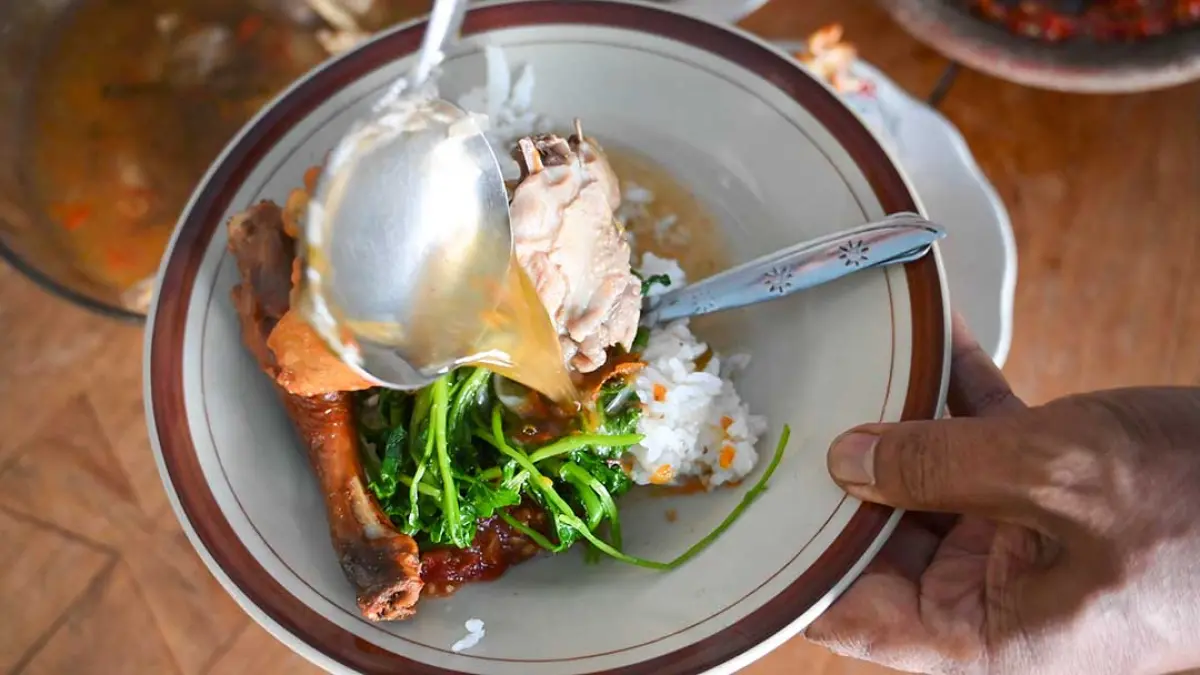 Jangan kesrut Kanggo Riko di Segobang, Licin, menawarkan kuah pedas-asam khas Osing dengan ayam kampung, belimbing wuluh, cabai, dan kecombrang. (Ramada Kusuma/Radar Banyuwangi)