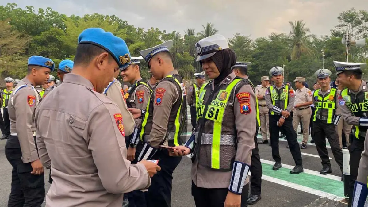 Kasi Propam Polresta Banyuwangi Ipda Karyono (kiri) memeriksa kerapian atribut dan kelengkapan surat perorangan personel Satlantas Polresta Banyuwangi di halaman Satpas Prototype Banyuwangi Kamis (24/9). (Humas Polresta Banyuwangi)