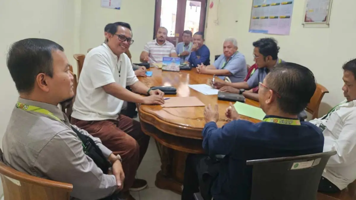 Suasana jalannya sidang mediasi tertutup atas perkara gugatan perdata dampak lingkungan terkait Perkebunan Kalibendo yang mempertemukan pihak penggugat, tergugat, serta didampingi kuasa hukum masing-masing di ruang mediasi Pengadilan Negeri (PN) Banyuwangi, Senin (21/19). (ISTIMEWA)